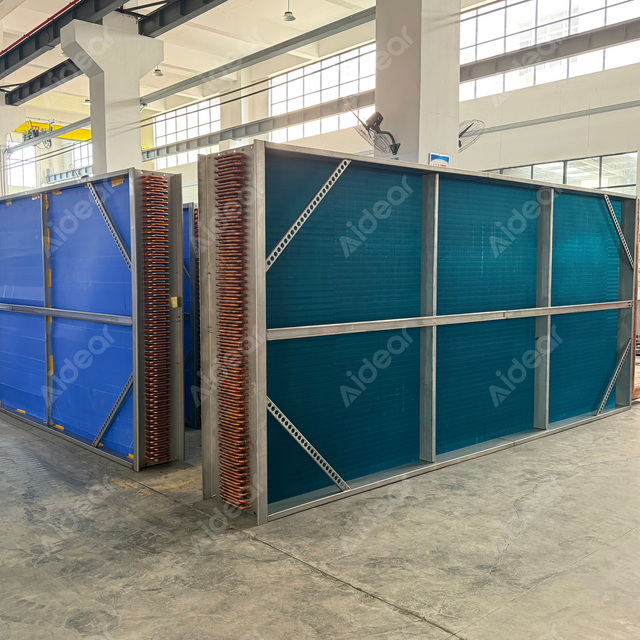 Kraftig industriell luftkj&oslash;lt r&oslash;rfinnekondensator med kobberspiraler og bl&aring; finner